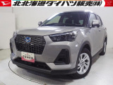 5ナンバーサイズクロスオーバーSUVで人気のロッキー、こちらはハイブリッドモデルです。夏冬タイヤ、スマホ連携ディスプレイオーディオが装備されています。