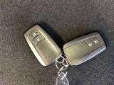 スマートキー2本付き!キーをポケットやカバンに入れておくだけでドアの施錠・開錠やエンジンスタートの操作が簡単です!