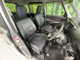 運転席まわりには十分なスペースがあり、大柄な方でもゆったり運転していただける環境です。