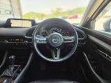 【運転席インテリアデザイン】左右対称のインテリアデザインでドライバーを包み込み運転に集中できるように設計されています。