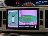 4つのカメラが連動してしっかりサポート。駐車場や狭い路地などでも障害物が確認しやすく、真上からの目線でクルマの周囲が確認できて安心♪