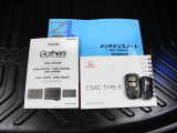【スマートキー】ポケットやバッグに入れたままの状態で、ドアの開閉からエンジンスタートまでスマート出来ます♪鍵を探す手間も省けますし、夜間や雨の日は特に重宝します。