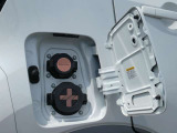 充電ポートリッドを開けると上側が普通充電ポート、下側が急速充電ポートになります。