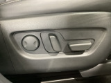 運転席にはパワーシートを装備!シート位置を記憶するメモリー機能付きなのでご夫婦で2名分セットすると便利です♪