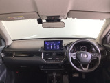 運転席は、大きな座面と包み込むような背もたれがドライバーの身体全体をしっかり支えます。上質なシート素材と座り心地のよいクッションを採用し、長時間の運転やコーナーの多い道も快適です