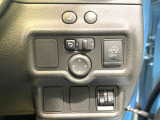 【アイドリングストップ】赤信号や渋滞で停車した際にエンジンを停止し、無駄な燃料の消費を抑えます。燃費向上や環境保護につなげる機能♪エンジンはブレーキを離せば再始動します。