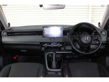 運転時の視界周辺の見やすい位置にメーターやディスプレーオーディオをレイアウト。スイッチ類は自然に手が届く位置に配置され、視線や動作の流れを断ち切らない、ストレスフリーの運転動作を可能にします。