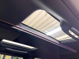【ガラスルーフ】大型のガラスルーフ搭載で車内の解放感が一気にアップ!開放的なドライブをお楽しみいただけます。