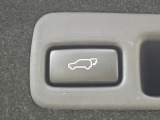 【パワーバックドア】スマートキーや運転席のボタンを押すだけでリアゲートが自動で開閉します!荷物を持っている時や、高い位置にあるバックドアを閉める際に便利な機能です♪