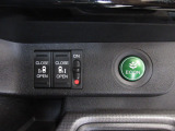 両側電動スライドドア。荷物で手が塞がる時でも簡単にドアの開閉が出来ます。何より力いらずで開閉OK。女性やお年寄りにも優しい。電動機能はOFFにもできますから元気なお子様の駆け出しも安心。
