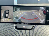 360度ビューカメラを搭載。4方の小型カメラの映像を処理し、車両真上からの映像に変換しています。