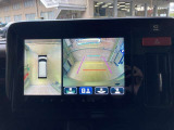 【360&deg;ビュー・モニター】前後左右4つのカメラ映像をさまざまな走行状況に応じて切り替えてセンターディスプレイに表示することで、駐車時や狭い道でのすれ違い時、見通しの悪い交差点進入時でも安心感を高めます。