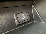 充電用USB端子付き。スマートフォンなどの充電に便利です。