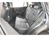 中古車をキレイで気持ちよくお乗りいただけるよう、エンジンルームからシートを外した洗浄まで、目に見えない部分も徹底的に洗浄しています!