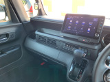 助手席周辺はこのようになっております。運転手だけでなく助手席に一緒に乗られる方も広々と快適にお乗り頂けるような設計です!各種装備を次の写真からご案内いたしますのでご覧ください。