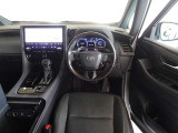 ウッド調と革巻きステアリングで快適な操作性の運転席です。