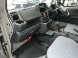 ☆販売スタッフは全員 中古自動車販売士と自動車査定士の資格あります。