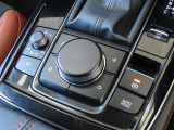 ブラインドタッチでナビや音量を操作できるコマンダーノブを設置。さらに停車状態を維持するオートブレーキホールド機能が毎日の運転疲れを軽減します。デザインと機能性が融合した操作部です。