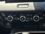 車内環境を自動でコントロールするフルオートエアコン。長距離ドライブも快適です。