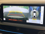 【パノラミックビューモニター】専用のカメラにより、上から見下ろしたような視点で360度クルマの周囲を確認することができます☆死角部分も確認しやすく、狭い場所での切り返しや駐車もスムーズに行えます。