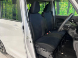 運転席まわりには十分なスペースがあり、大柄な方でもゆったり運転していただける環境です。