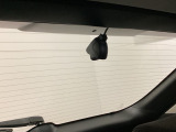 後方にもドライブレコーダーのカメラが付いています。前後両方でお車の周りを監視・記録いたします。