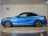 【拘りのFR】BMWが多く採用するFR車。ダイレクトでスポーティな加速感・シャープなハンドリングを実現。縦置きエンジンレイアウトにより、フラットで上質な乗り味です。