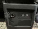 USB電源ソケットが前席中央にあり、便利に使えます☆