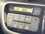 【オートエアコン】一度お好みの温度に設定すれば、車内の温度を検知し風量や温度を自動で調整。暑い&hellip;寒い&hellip;と何度もスイッチ操作をする必要はありません。快適な車内空間には必須の機能ですね♪