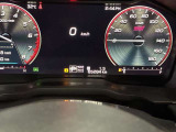 視認性に優れたメーターを採用しており、走行中でも車速や情報が分かりやすく表示されます。運転時の視線移動をむりのない範囲に抑え、快適で安心感のあるドライブをサポートします。