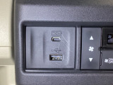 エアコン操作パネルの左側に、スマートフォンなどの充電可能なUSB端子と、音源などの外部入力の可能なUSB端子がついています。移動中に充電もできるので便利です。
