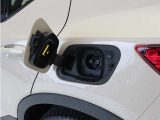 急速充電器は、外出先の公共の充電ステーションでご利用いただけます。CHAdeMOに対応し、短時間で急速充電!150kWの急速充電器を使用した場合、充電率10%から80%まで、約32分で充電できます。