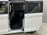 【両側オートスライドドア】子供を乗せたりするのにも隣のお車を気にせずストレスフリー★雨の日などはリモコンキーからドアの開閉ができとても便利♪