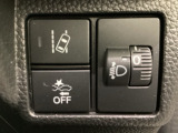ハンドルの右側にはヘットライトリベライザーとHondaセンシング用のメインスイッチがついています。ヘッドライトリベライザーは道路状況や積荷の加重に応じてライトの高さを調節できます。