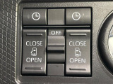 【ハンズフリー機能付き両側パワースライドドア】スライドドアの下に足先を入れてすぐ引くと、自動的にスライドドアが開閉します!荷物で両手がふさがった状態でも、ドアの開閉ができてとっても便利!