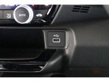 スマートフォンなどの音楽再生が可能なUSB接続ジャック装備車両です♪♪♪