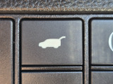 運転席にいながらリアゲートの電動開閉が行えます。荷降ろしの際も手元でスムーズに操作可能です。