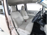 運転席シートは、座り心地に配慮した座面構造を採用しています。近場への移動はもちろん、日常のさまざまなシーンで快適に過ごせる設計です。