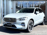 2025年6月登録のボルボXC60ウルトラB5 ÅWDで、最新鋭のハイブリッドカーです。ボディーカラーはヴェイパーグレーメタリックで、シートはチャコールです。様々なセーフティー機能を装備します。