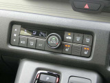 運転席&助手席シートヒーター 寒さが厳しい冬の朝でも座面を温めて快適なドライブを。2段階の温度調節が可能です。