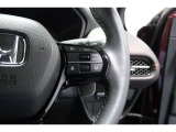 Hondaセンシングの機能のひとつ、アダプティブクルーズコントロール付!アクセルから足を離しても設定したスピードと前車との車間を保ち走行してくれます!車線維持もアシスト☆高速道路で疲労軽減ですね☆