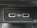 2列目シートの正面に配された、便利な2口の充電用端子です。下部にはスマートフォン等を収めるトレイも完備しています。