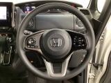 ハンドルにHondaセンシング系のクルーズコントロールやレーンキープアシストなどのスイッチと、オーディオの操作スイッチが装備されています。ハンドルから手を離さず安全に操作できます。