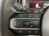 【ステアリングスイッチ】ステアリングスイッチは運転姿勢や視線を崩さずに操作が可能です。左側にはオーディオ類があります。