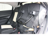 乗車人数や、使うシーン、積みたい荷物にあわせて、自在に使えるシートアレンジ。 後席の座面をはね上げることで高さのある空間を生み出す「チップアップ機構」もついています♪