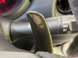 【パドルシフト】ハンドルから手を離さずに素早くシフトアップ&ダウンができるので、エンジンブレーキを使う下り坂や高速道路の合流で加速したい場面で役立ちます。