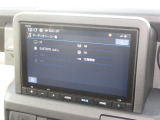 ナビゲーションは純正8インチメモリーナビ(VXM-245ZFEi)を装着しております。AM、FM、Bluetooth、フルセグTVがご使用いただけます。初めて訪れた場所でも安心ですね!