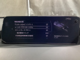 カメラが車線を認識してはみ出しそうになるとステアリングアシストが介入するレーン・キープ・アシストシステムを装備しております。お好みで作動・非作動の設定も可能です。