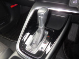 手に馴染むフロアシフトで、運転がさらに直感的で快適に。スタイリッシュなデザインとスムーズな操作感が、毎日のドライブをもっと楽しくします