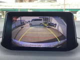 カラーで後方映像をモニターに映し出してくれるので、ショッピングモールのような狭い駐車場であったとしても障害物を見つけ、楽々駐車することができますね。